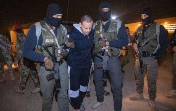 لحظة تسليم الإرهابي هشام عشماوي للقوات المصرية