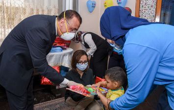 محافظ الإسكندرية يشارك المسنين والأطفال الأيتام فرحتهم بالعيد 