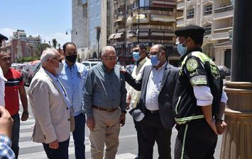 محافظ بورسعيد يتفقد شارع عاطف السادات ويهنئ رجال الشرطة بالعيد ويشيد بوعي المواطنين