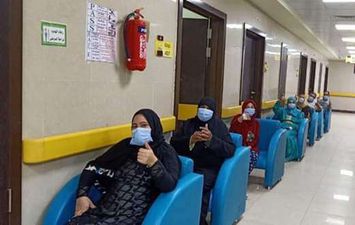مستشفيات العزل في الأقصر تسجل خروج 10 حالات تم تعافيهم من فيروس كورونا 