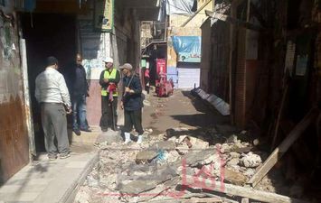 مصرع شخص وإصابة نجله في انهيار شرفة عقار بالإسكندرية - أرشيفية