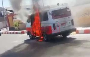 نشوب حريق ضخم في سيارة سيرفيس في قنا