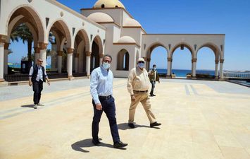 وزير السياحة والآثار يتفقد فنادق البحر الأحمر
