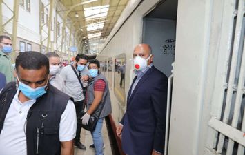 وزير النقل يتفقد محطة مترو الشهداء ومحطة مصر للسكك الحديدية 