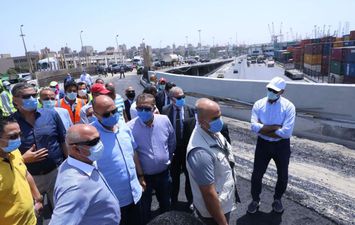 وزير النقل يتفقد مشروعات ميناء الإسكندرية