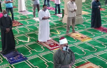 التزام أهالى كفر الشيخ بالإجراءات الاحترازية فى أول أيام فتح المساجد