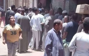 أزمة السجائر تعرض المواطنين لخطر كورونا في قنا 