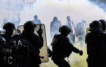 اشتباكات بين الشرطة الفرنسية وأطباء يتظاهرون لتحسين أوضاعهم