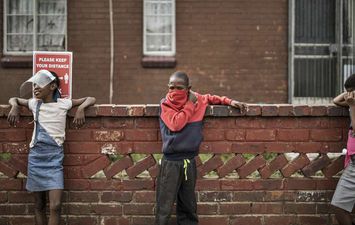 أطفال يحافظون على مسافة التباعد الاجتماعي في جنوب إفريقيا 