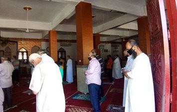 إقبال كبير من المصلين على أداء الصلاة فى المساجد بعد قرار رفع الحظر عنها