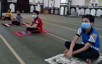 الاطفال هم اكثر الحريصين على الصلاة  و كانهم مستعدين لصلاة العيد فى اول يوم للصلاة بمساجد بورسعيد