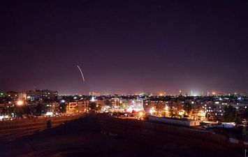 الدفاعات الجوية السورية تتصدى لأهداف معادية في سماء حماة
