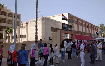 تطبيق الاجراءات الاحترازية أثناء دخول طلاب الثانوية العامة امتحان اللغة الأجنبية الأولى في الإسكندرية