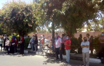 تجمعات أولياء أمور طلاب الثانوية العامة بمحافظة الأقصر أمام اللجان مرتدين الكمامة 