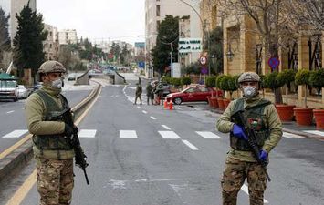 حبس مصريين خالفوا الحظر في الأردن 