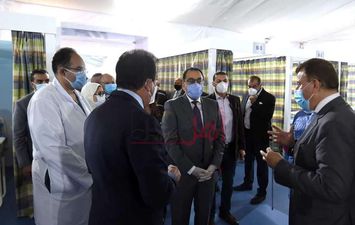 رئيس الوزراء يتفقد المستشفى الميداني بجامعة عين شمس بطاقة 200 سرير