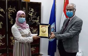 رئيس جامعة بورسعيد يهدى درع الجامعة للدكتورة منال شلبي