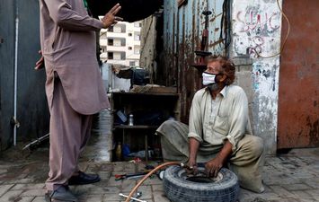 رجل يرتدي كمامة واقية في كراتشي الباكستانية