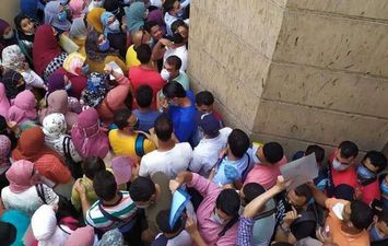 رغم كورونا تزاحم المئات أمام مقر وزارة الصحة للتقديم بوظائف التمريض