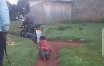 سحل سيدة خلف دراجة نارية في كينيا