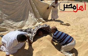 شاهد الفنان محمود حميدة فالعيون الكبريتية والدفن في الرمال بسيوة ... صور 