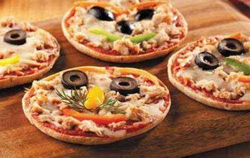 طريقة عمل البيتزا بالتونة مثل المطاعم