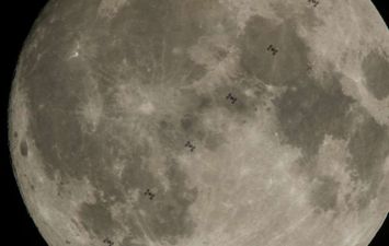 عبور محطة الفضاء الدولية على خلفية القمر
