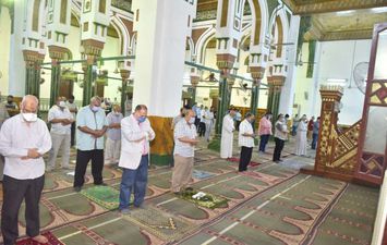 محافظ أسيوط يصلى العشاء بمسجد ناصر 