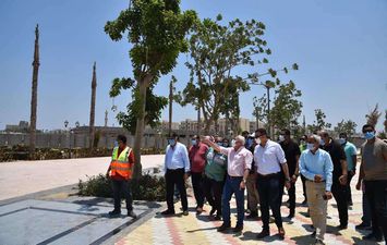 محافظ بورسعيد يتابع سير العمل بميناء بورسعيد البري الجديد والحديقة الجديدة.