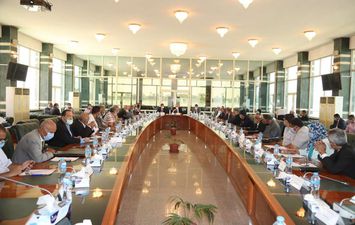 محافظ قنا يعقد المجلس التنفيذي في كورنيش النيل