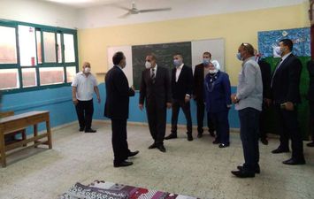 محافظ كفر الشيخ خلال تفقده لجان الثانوية العامة
