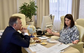 مسؤولة روسية ترتدي دولارات