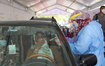 مسحات كورونا للمواطنين داخل سيارة بالمستشفى الميداني لعين شمس