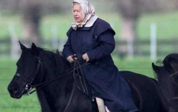 ملكة بريطانيا تظهر خارج جدران القصر تركب الخيل لأول مرة منذ شهور