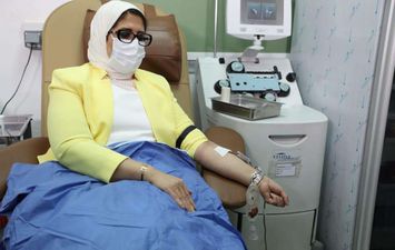 وزيرة الصحة تتبرع بالدم