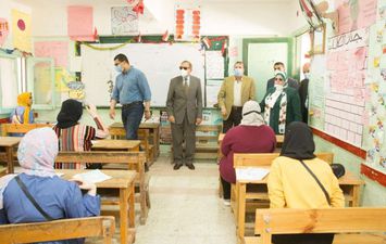 محافظ كفر الشيخ خلال تفقده لجان الثانوية العامة 
