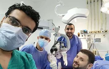إعادة توصيل اصبع مبتور لمريض بالميكروسكوب الجراحى بمستشفيات جامعة المنوفية 