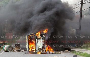 احتجاجات عنيفة في ترينداد وتوباجو بسبب مقتل 3 أشخاص بنيران الشرطة 