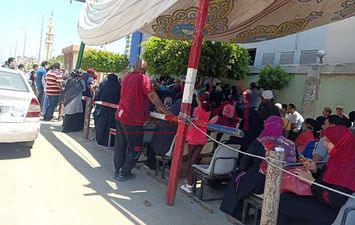 استخراج شهادات الميلاد للطلاب تسبب ازمة امام مكاتب السجل المدنى ببورسعيد