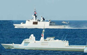القوات البحرية المصرية والفرنسية تنفذان تدريباً بحرياً عابراً فى نطاق البحر المتوسط