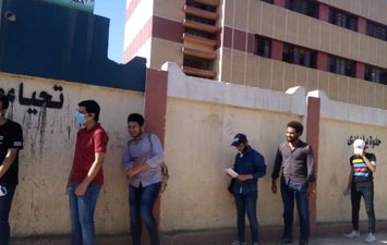 اليوم.. طلاب الثانوية العامة يسلمون بوكليت التربية الوطنية قبل إداء الامتحان 