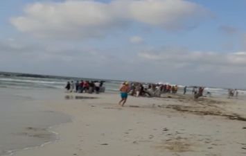 انتشال جثة أحد ضحايا شاطئ النخيل بالإسكندرية