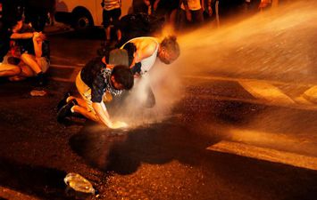 تفريق المحتجين ضد نتنياهو بخراطيم المياه 