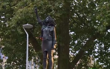 تمثال لمتظاهرة من ذوي البشرة السمراء في إنجلترا