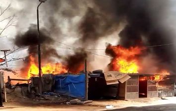 حريق هائل يلتهم عدد من العشش شرق الإسكندرية