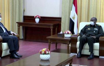 رئيس جهاز المخابرات العامة المصرية، اللواء عباس كامل (يسار) ورئيس مجلس السيادة عبد الفتاح البرهان (يمين)