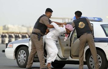 رجال أمن سعوديون في محاكاة لعملية اعتقال مجرم (صورة تعبيرية)