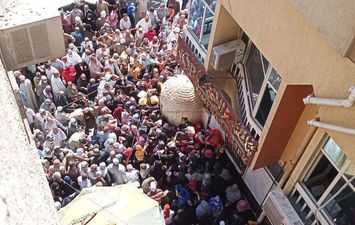 زحام المواطنين أمام بنك ناصر الاجتماعى بدمنهور 