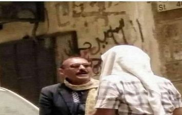 شبيه الرئيس اليمني الراحل علي عبد الله صالح يتجول في شوارع صنعاء