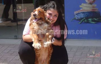 طالبة تحتفل مع الكلب الخاص بها آخر ايام الامتحانات بمدرسة جمال عبد الناصر &quot; صور&quot; 